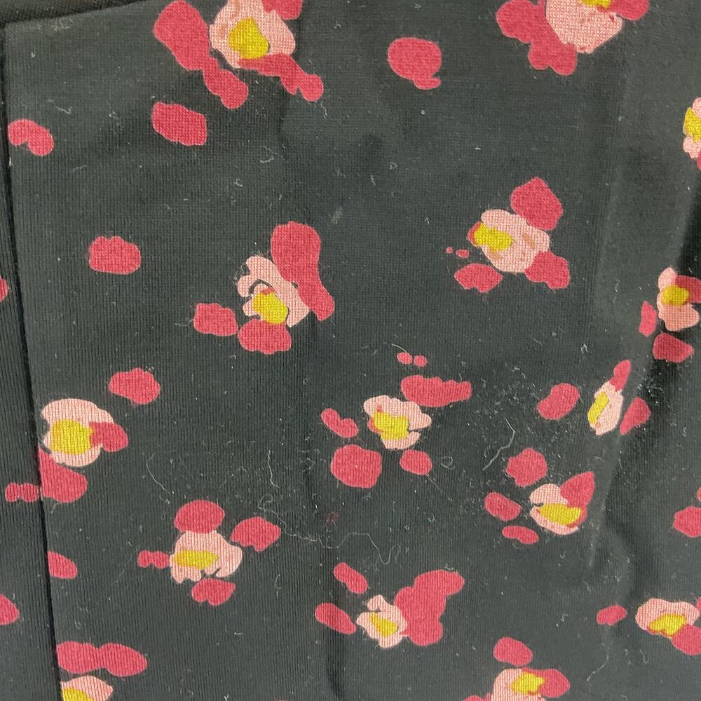 NWT CAbi Lean Tank Black & Red Floral Cropped Sleeveless Top L Rayon Women's - Picture 3 of 6